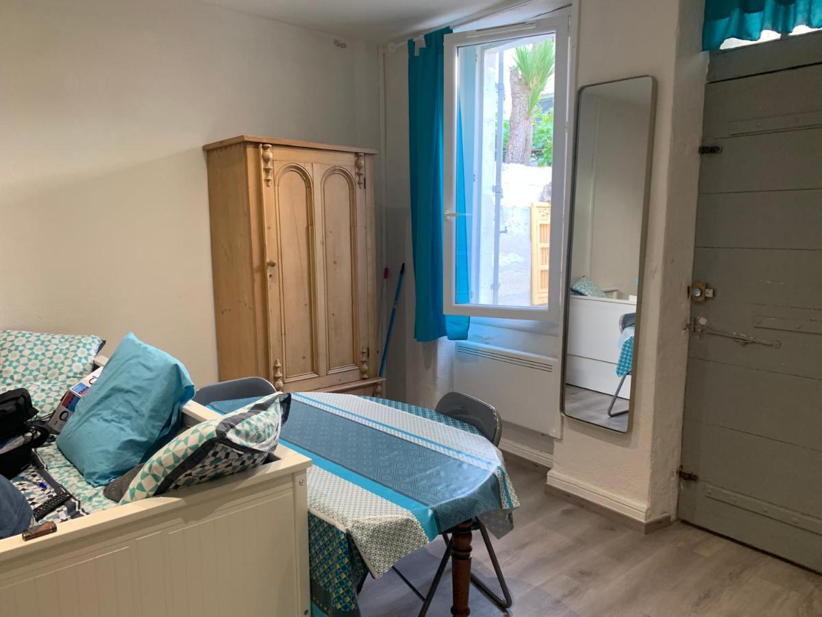 Studio Avec Cours Lägenhet Fourques  Exteriör bild